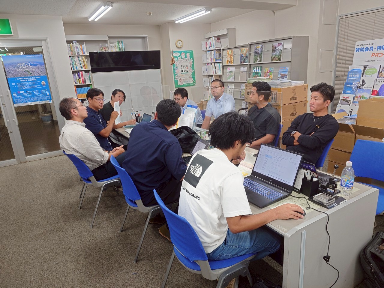 チームで協力する建築士たち